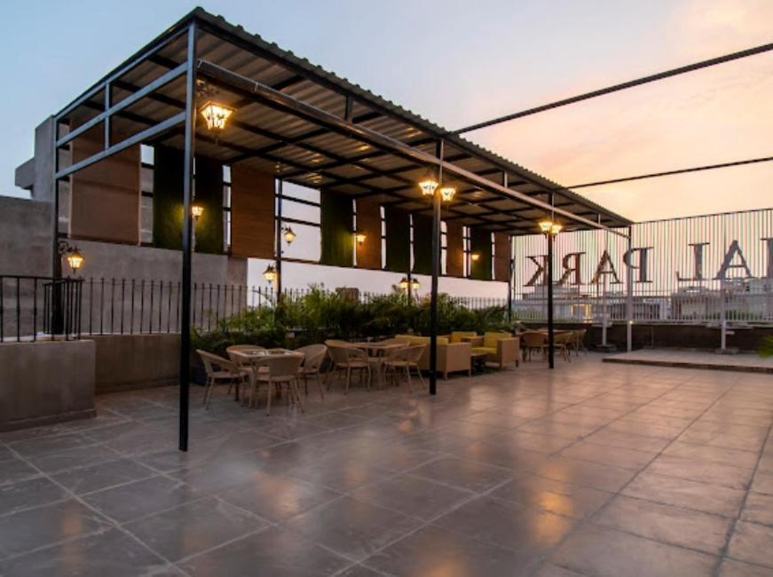 Hotel Imperial Park Sector 45 Гургаон Экстерьер фото