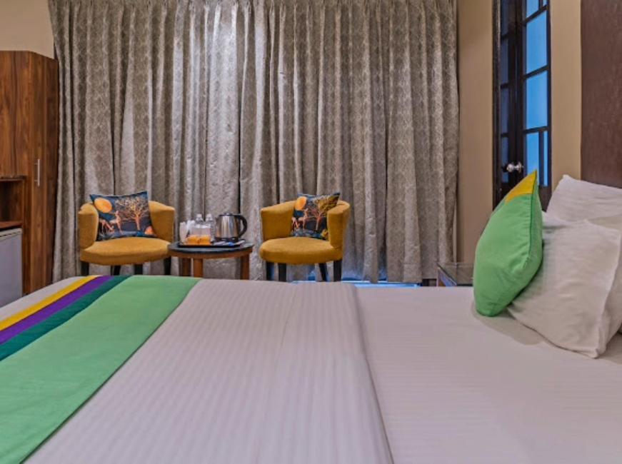 Hotel Imperial Park Sector 45 Гургаон Экстерьер фото