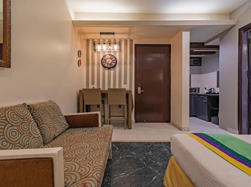 Hotel Imperial Park Sector 45 Гургаон Экстерьер фото