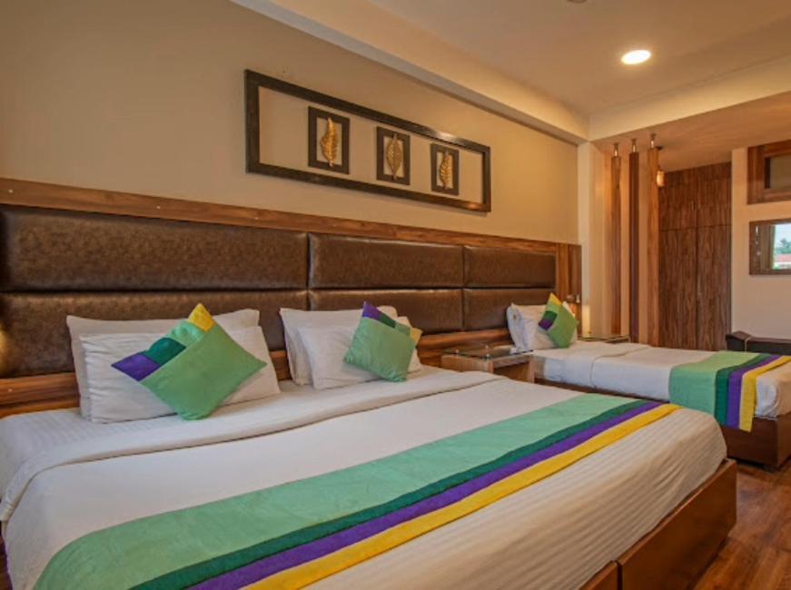 Hotel Imperial Park Sector 45 Гургаон Экстерьер фото
